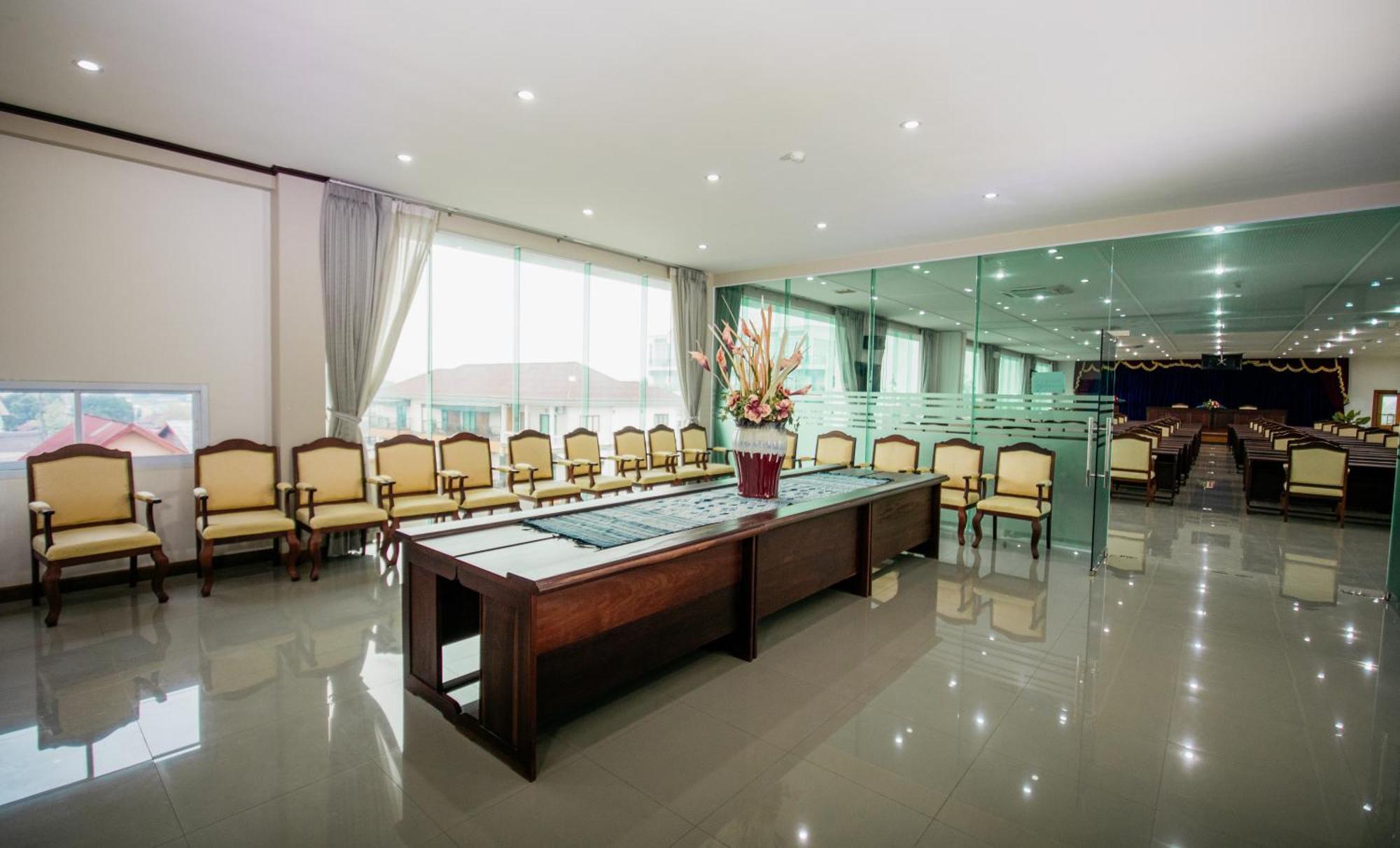 Sisombat Plaza Hotel Ванг Виенг Екстериор снимка