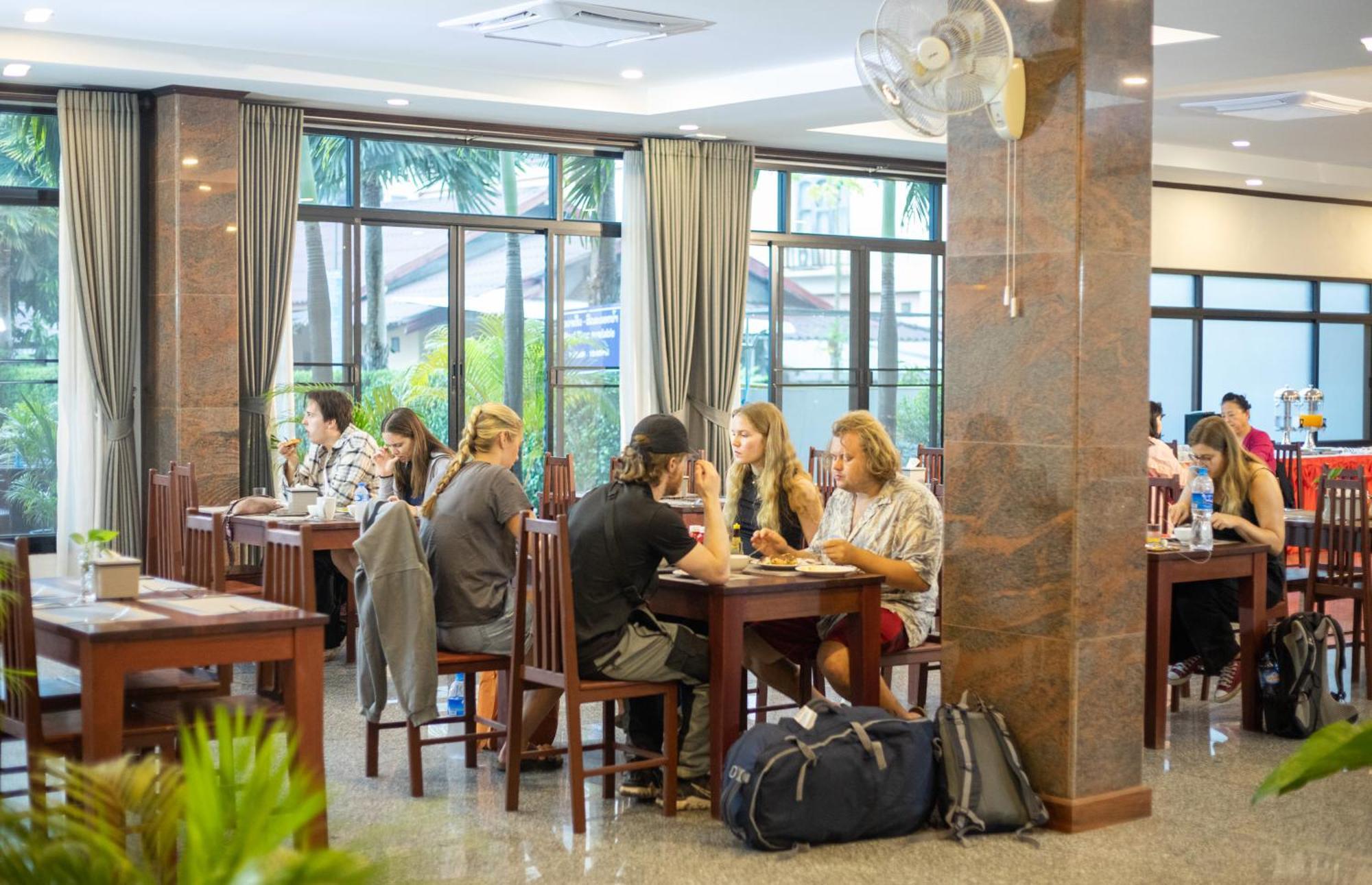 Sisombat Plaza Hotel Ванг Виенг Екстериор снимка