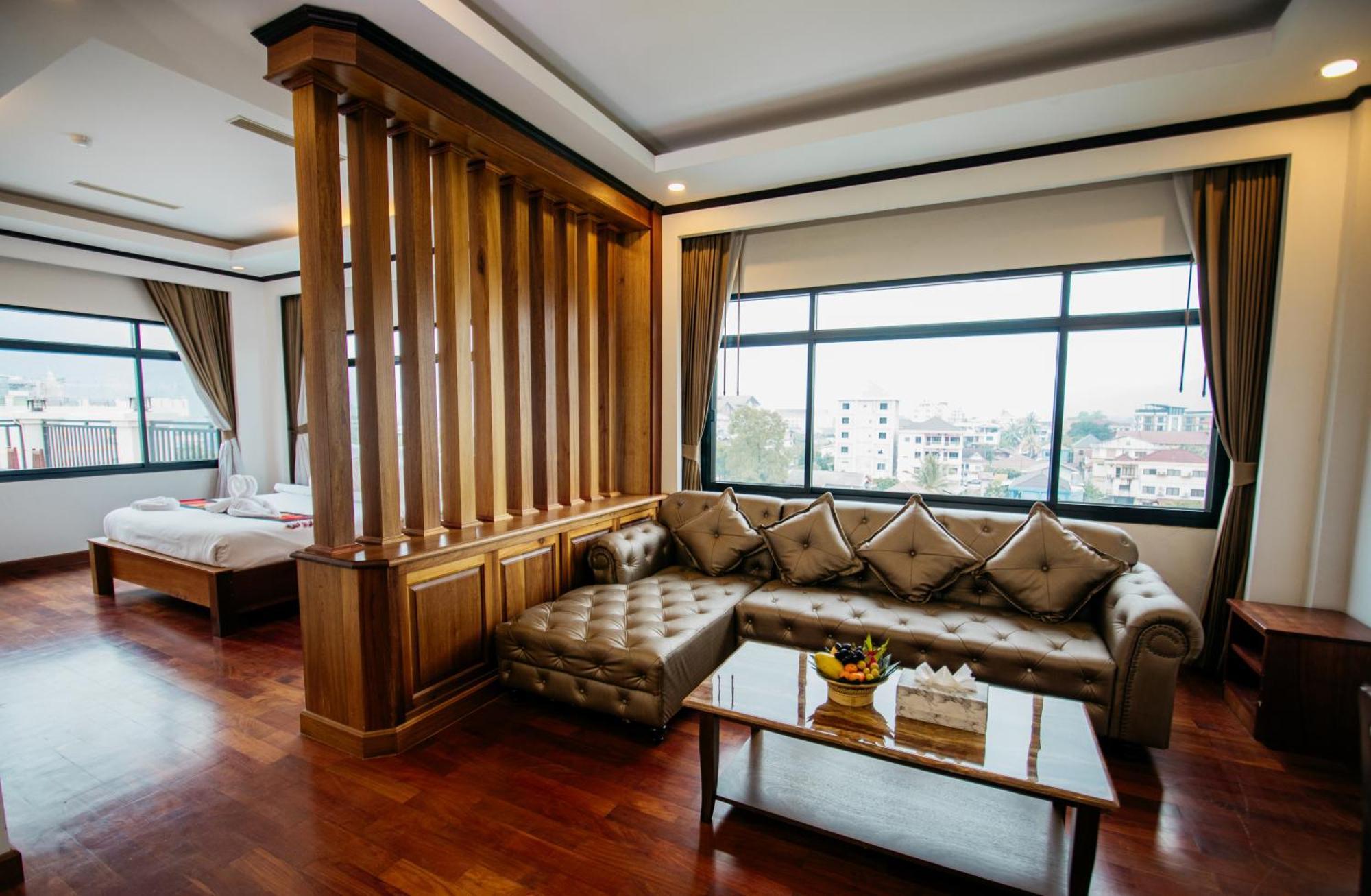 Sisombat Plaza Hotel Ванг Виенг Екстериор снимка