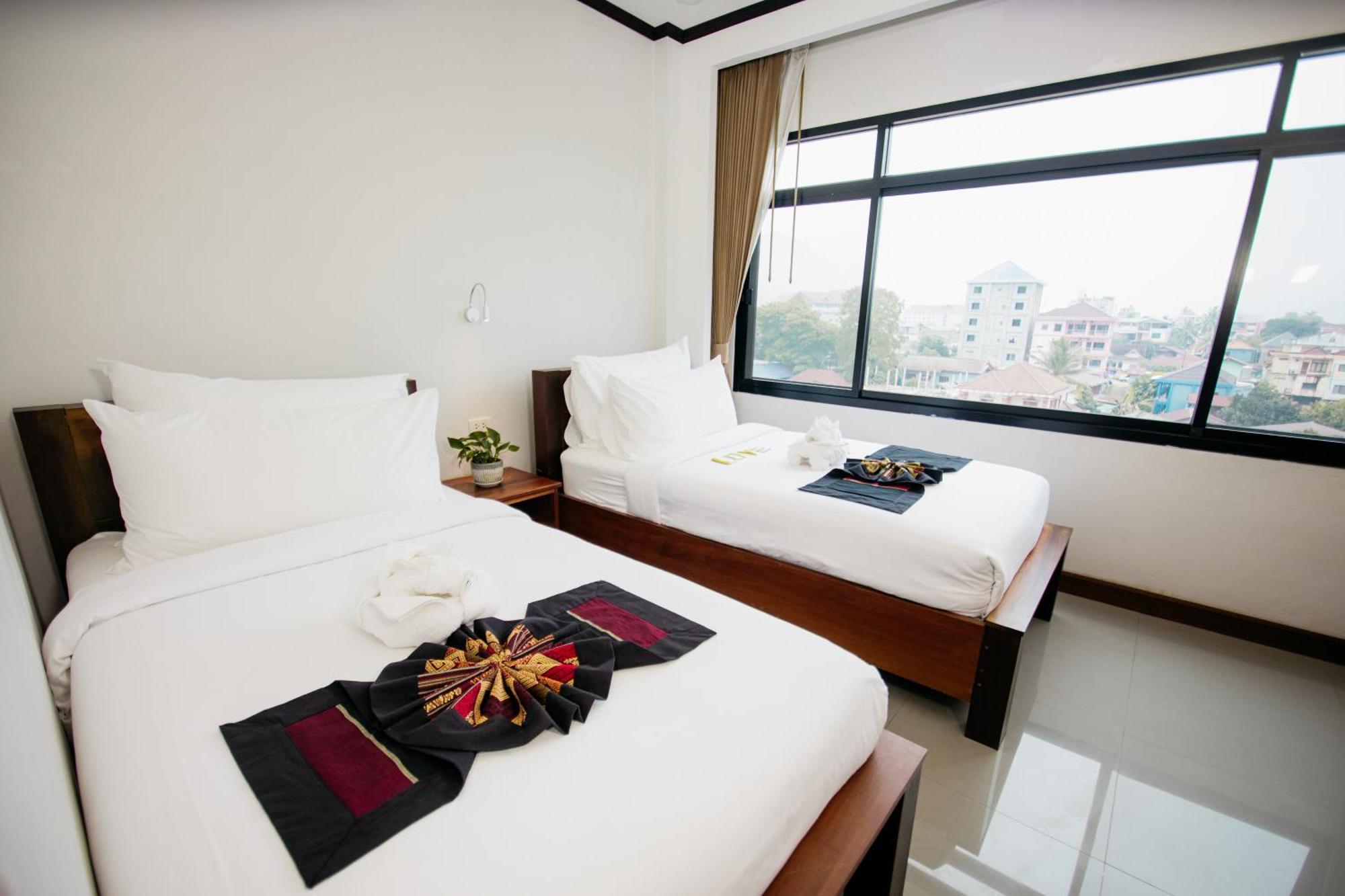 Sisombat Plaza Hotel Ванг Виенг Екстериор снимка