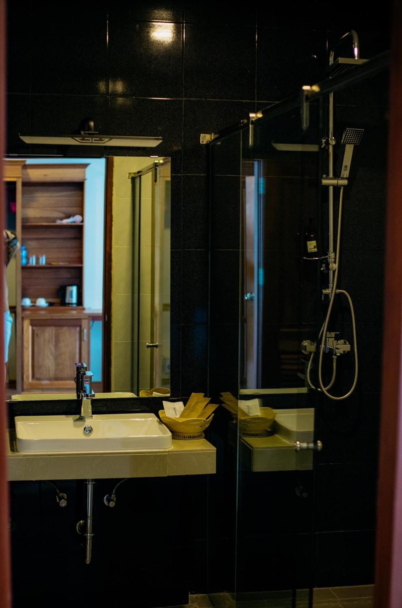 Sisombat Plaza Hotel Ванг Виенг Екстериор снимка